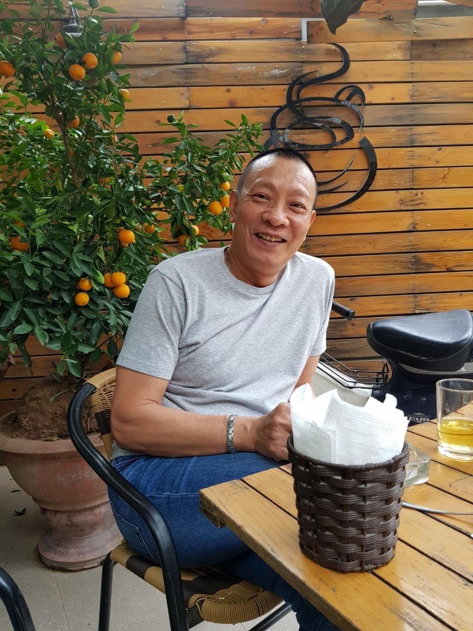 Hiện, MC Lại Văn Sâm đã về hưu thế nhưng ông vẫn chăm chỉ làm việc.
