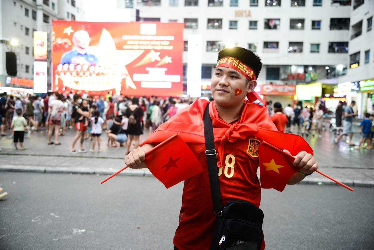 Anh Nguyễn Đức Hùng (người dân tại Hoàng Mai) chia sẻ: "Là một người hâm mộ bóng đá, tôi đã rất trông chờ khoảnh khắc này. Dù rằng hôm nay thời tiết có mưa lớn nhưng tinh thần của tôi cũng như các cư dân khác lại Linh Đàm vẫn rất nóng lòng để cùng nhau theo dõi trận đấu của đội tuyển nước nhà tại SEA Games 31".