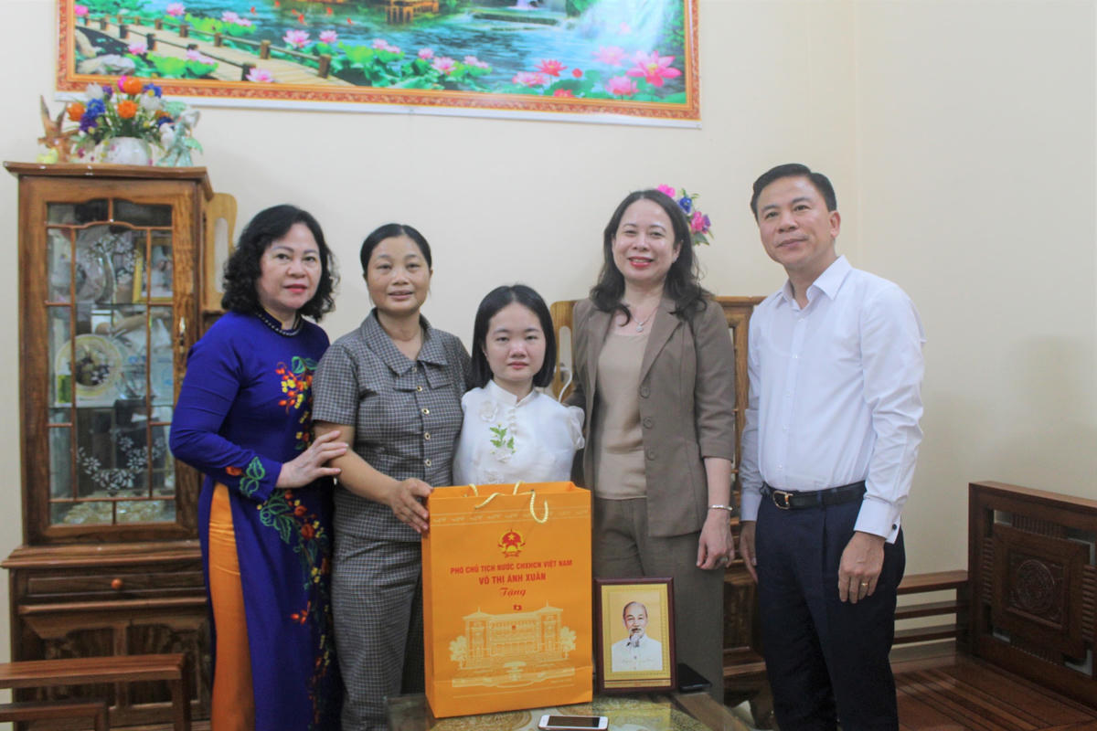 Phó Chủ tịch nước trao quà cho cô giáo Lê Thị Thắm.