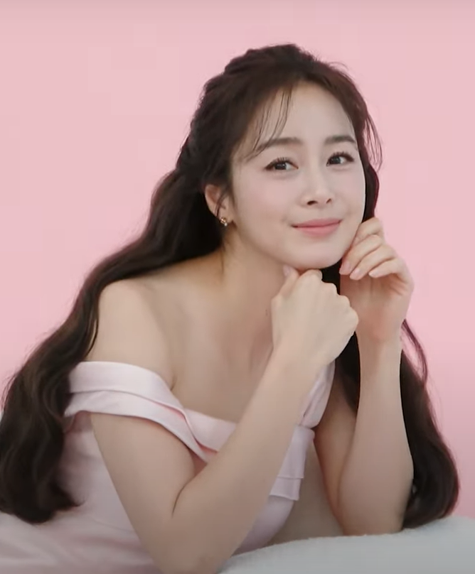 Kim Tae Hee được mệnh danh là “quốc bảo nhan sắc” của Hàn Quốc.