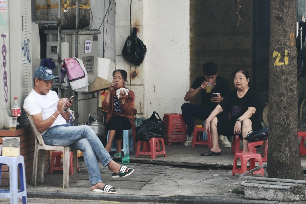 Người dân vô tư tụ tập đông người thưởng thức những ly cà phê, trà đá... ở vỉa hè.