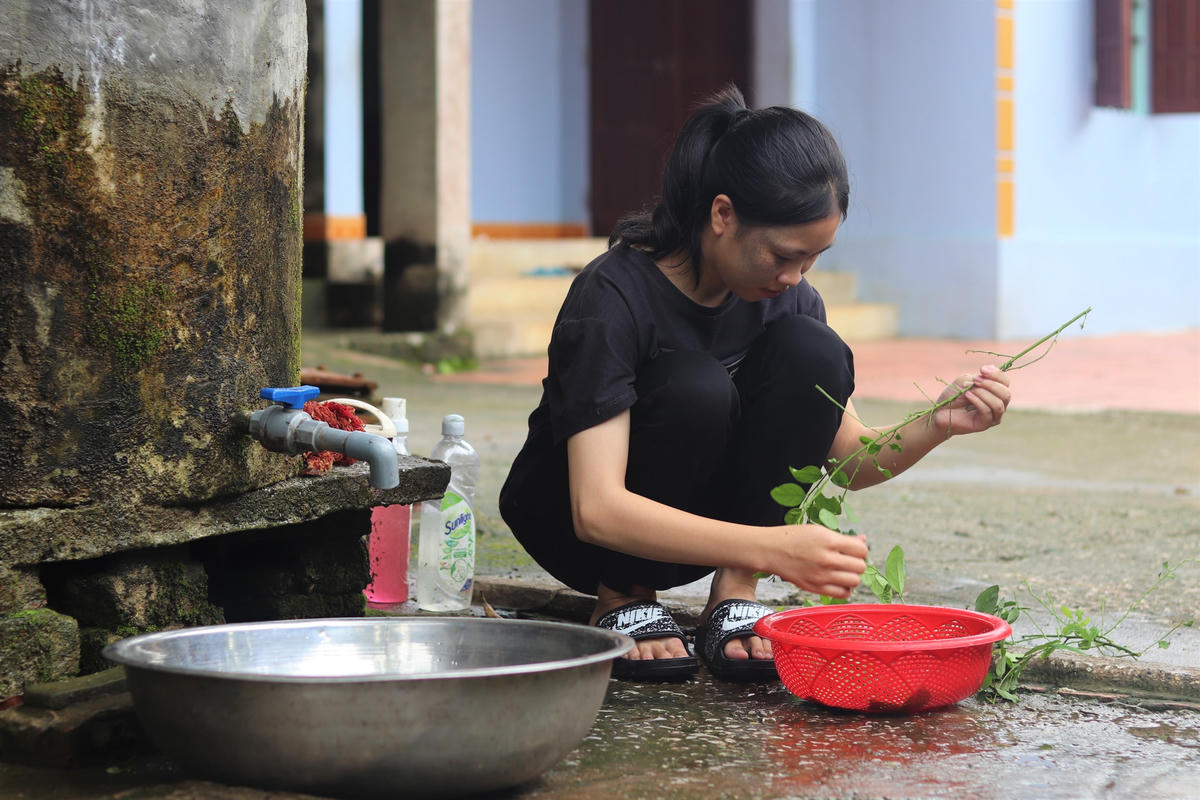 Mai chuẩn bị rau nấu canh cho bữa trưa.