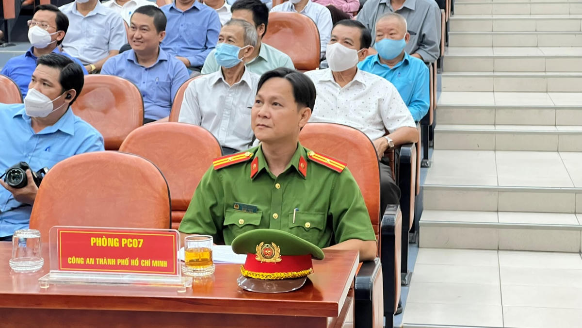 Thiếu tá Trương Tấn Thiện, Phó đội trưởng đội PCCC&CNCH cùng đại biểu tham dự lễ ra mắt.