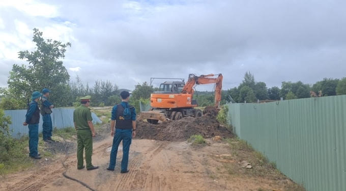 Ngành chức năng hủy đường vào khu đất bị bao chiếm. Ảnh: Nguyễn Khánh.