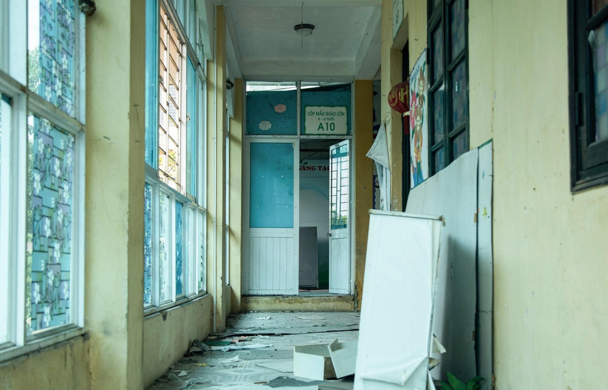 Do bị bỏ không một thời gian dài nên khuôn viên ngôi trường và các phòng học trở nên xuống cấp, khiến người dân phường Hoàng Liệt.