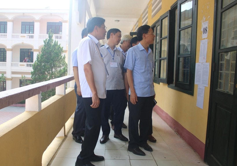 Ông Đầu Thanh Tùng, Phó Chủ tịch UBND tỉnh (đầu tiên từ phải qua) kiểm tra công tác tổ chức thi tại Trường THPT Lương Đắc Bằng. Ảnh: LT.
