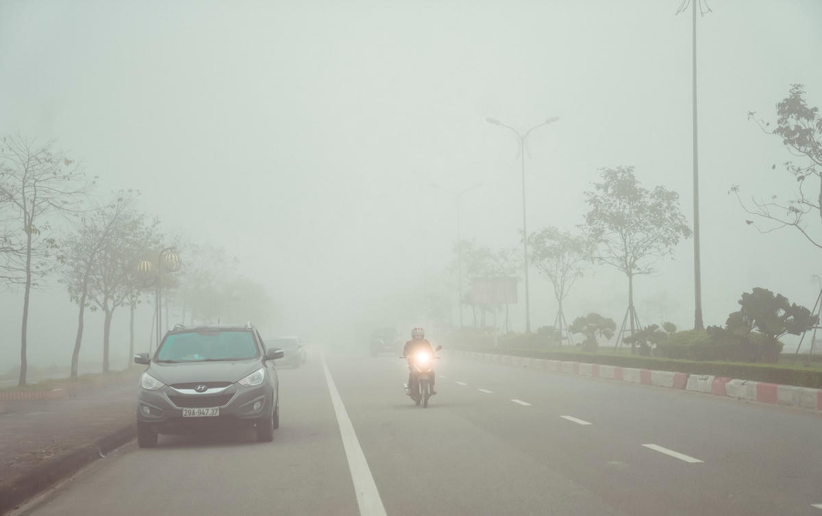 Do đường đi mịt mù, khó quan sát các phương tiện khi lưu thông phải giảm tốc độ và bật đèn chiếu sáng.