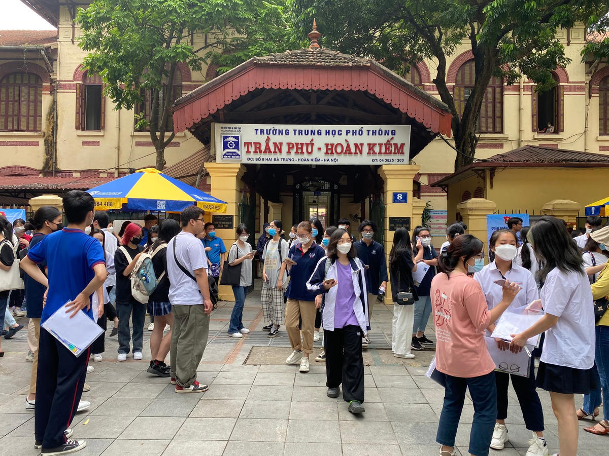 Tại điểm thi Trường THPT Trần Phú - Hoàn Kiếm (Hà Nội) các thí sinh đến làm thủ tục dự thi khá sớm trước khoảng 1 tiếng.