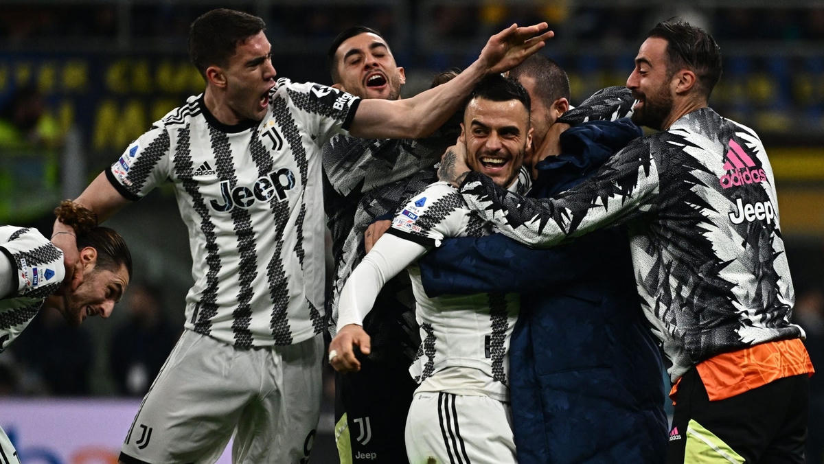 Kostic ăn mừng bàn thắng vào lưới Inter Milan (Ảnh: Getty).
