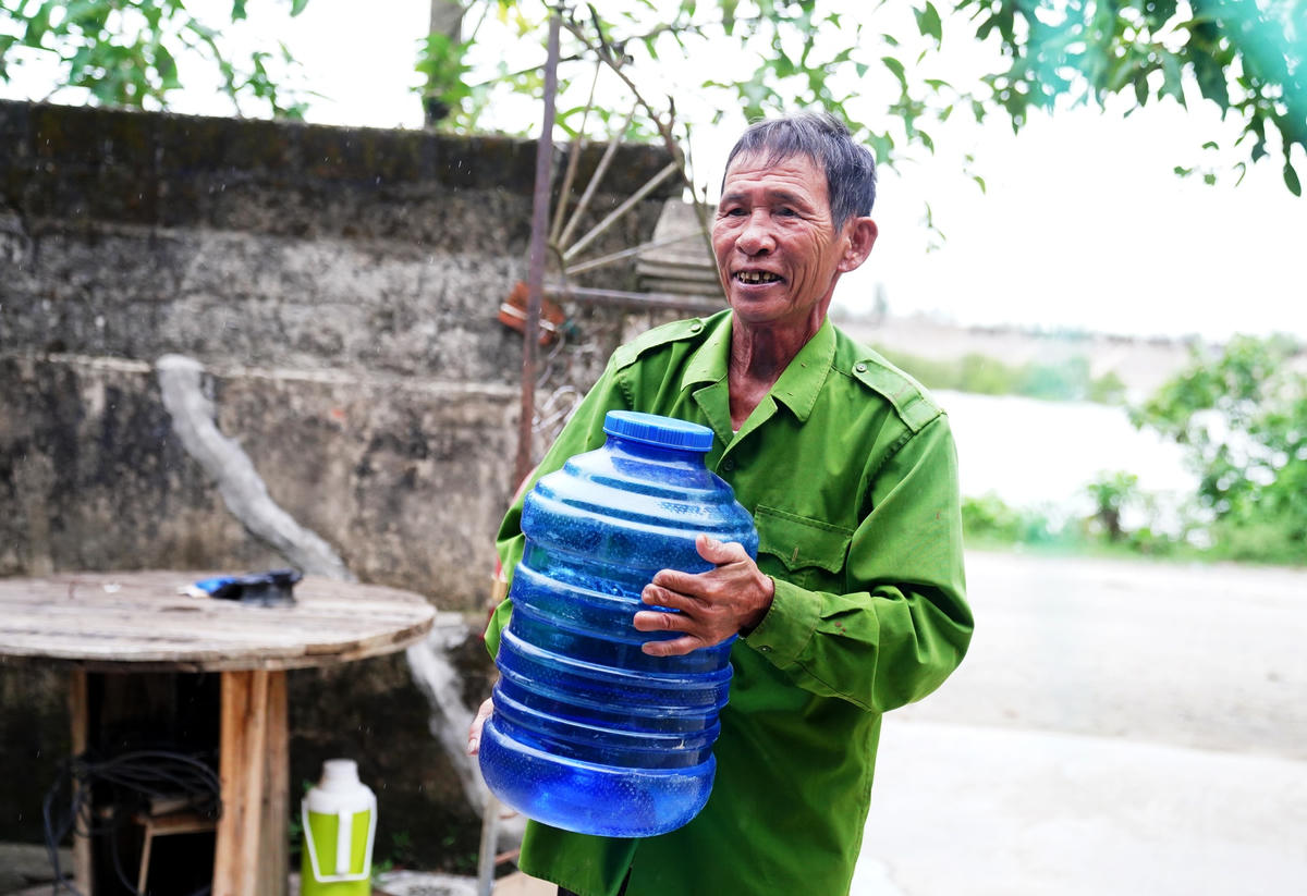 Để có nước sinh hoạt, mỗi ngày gia đình ông Đào Xuân Thịnh phải mua 2-3 bình 20l nước sạch về sử dụng.