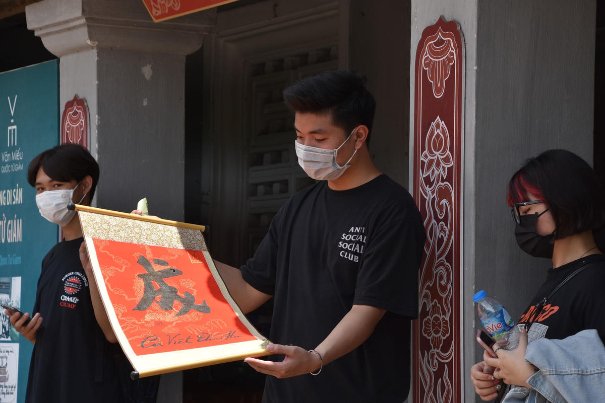 Còn Trần Anh Quân (24 tuổi) đến xin chữ cho học sinh mà mình làm gia sư. "Chữ Thành với hi vọng học sinh của em sẽ đạt điểm cao nhất trong kỳ thi, đỗ được vào nguyện vọn 1 mà em ấy mong muốn", Quân cho hay.