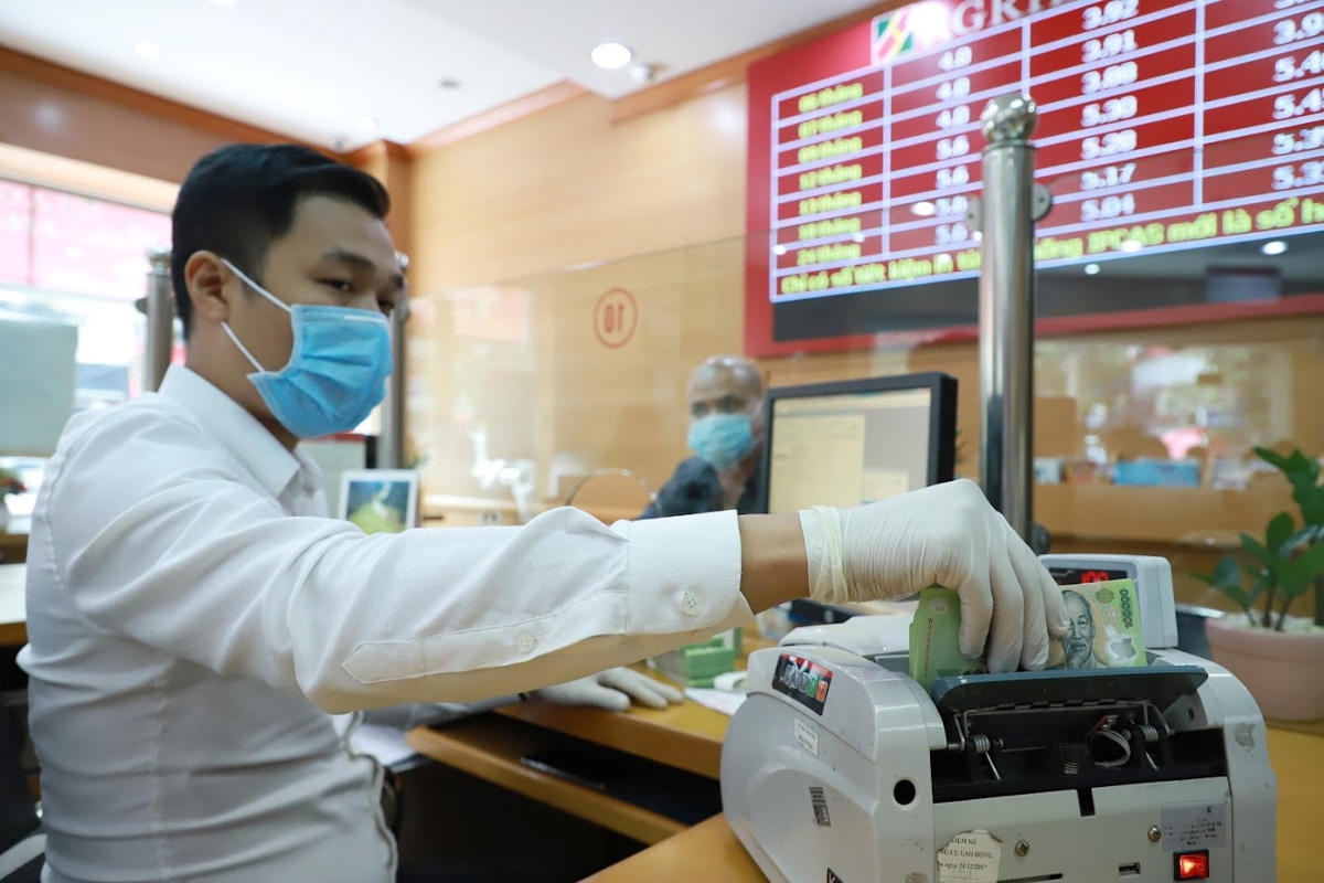 Nhiều ngân hàng có báo cáo kinh doanh với những con số sáng sủa. Ảnh: Quang Vinh.