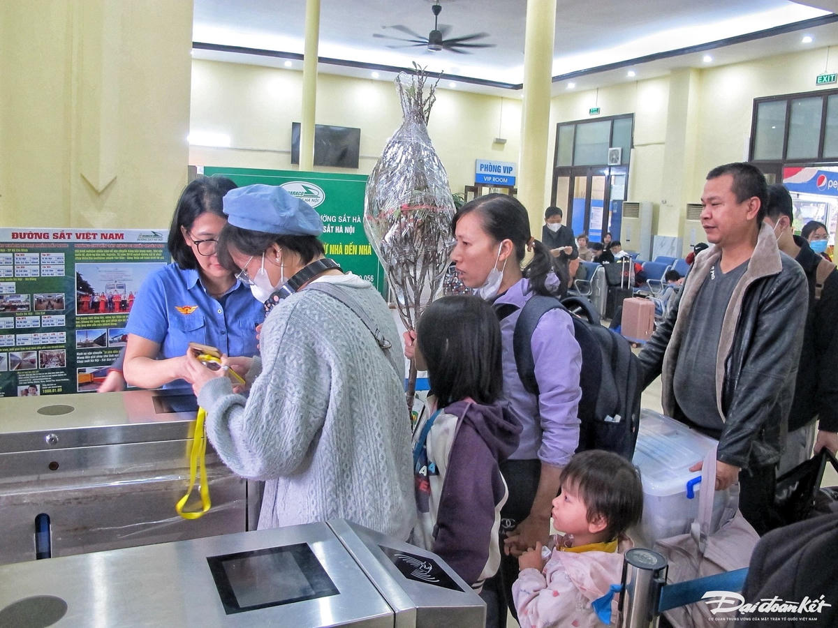 W_ga_ha_noi-le-khanh12.jpg