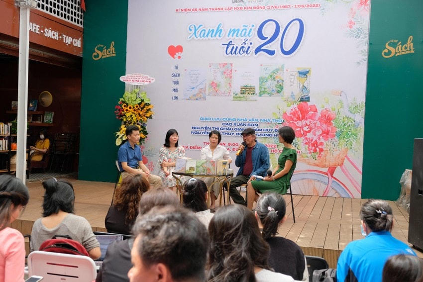 Nhà thơ Cao Xuân Sơn (người thứ 4 từ trái sang) tại buổi giao lưu "Xanh mãi tuổi 20".
