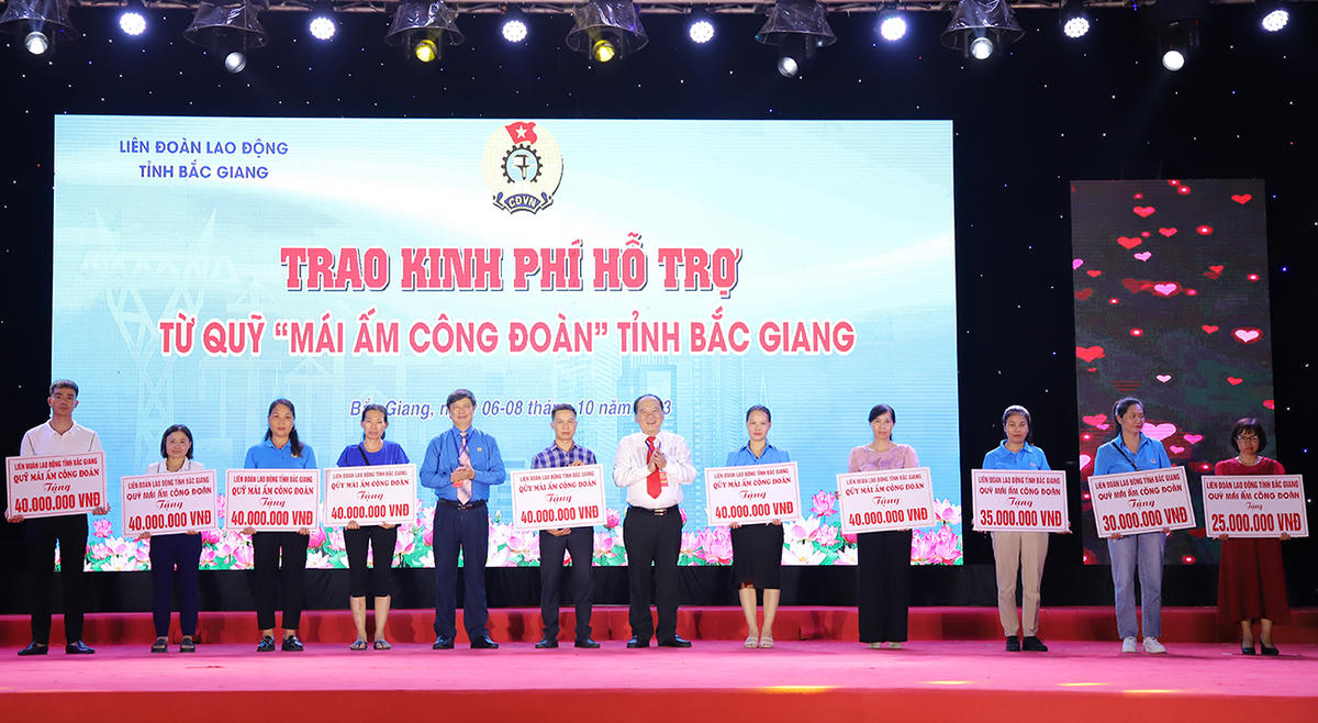 Chủ tịch MTTQ tỉnh Bắc Giang Trần Công Thắng và Chủ tịch LĐLĐ tỉnh Nguyễn Văn Cảnh trao hỗ trợ xây dựng nhà ở “Mái ấm Công đoàn” cho các đoàn viên công đoàn.