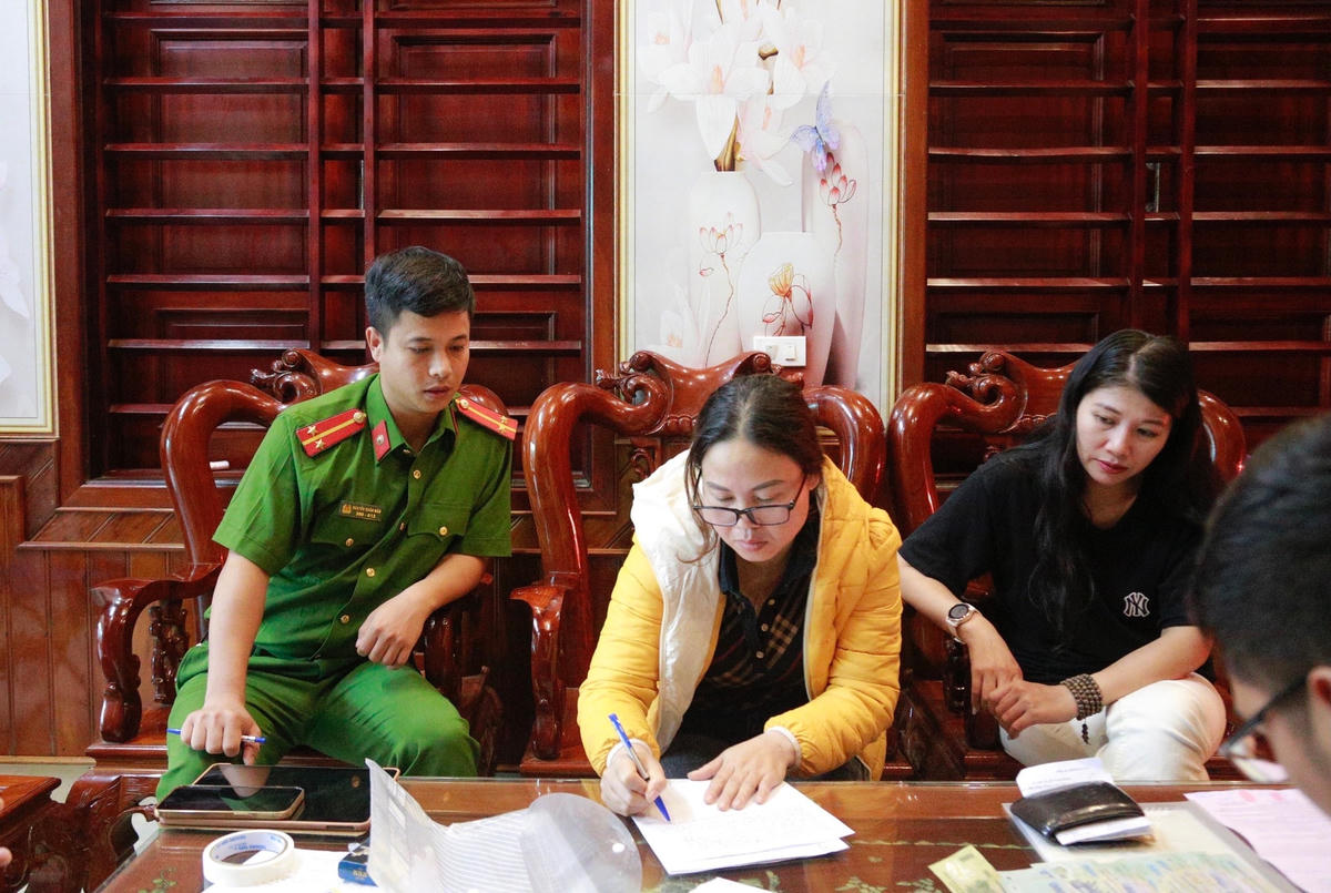 Cơ quan công an lập biên bản tạm giữ tang vật tại nhà Nguyễn Thị Thuỷ.