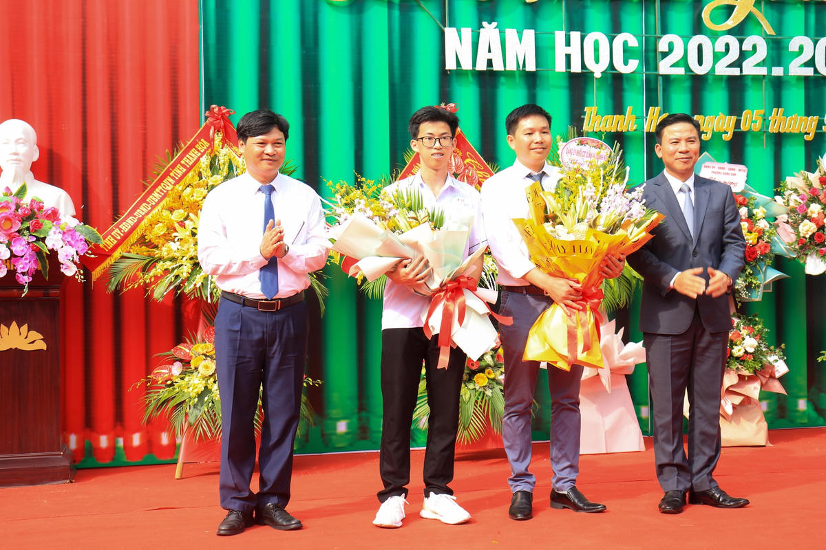 Nguyễn Đại Dương, học sinh lớp 12T2 của Trường THPT Chuyên Lam Sơn đã xuất sắc giành HCB kỳ thi Olympic toán Quốc tế.