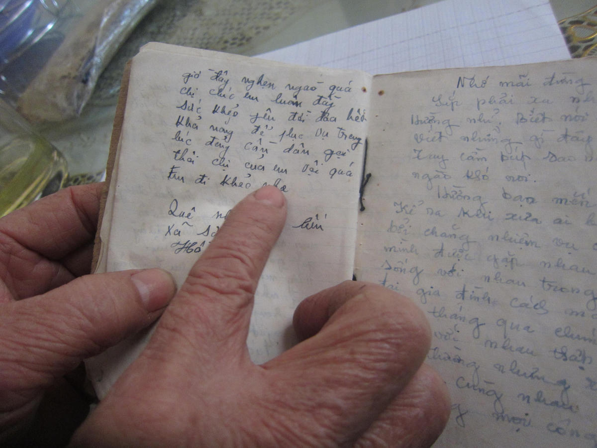 Những dòng lưu bút vẫn còn vẹn nguyên nét mực.
