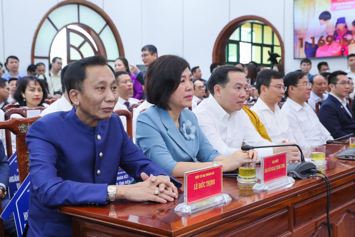 Hiệp sĩ Đại Thánh giá Lê Đức Thịnh và các đại biểu tham dự Lễ Phát động hỗ trợ làm nhà Đại đoàn kết cho người nghèo tỉnh Điện Biên. Ảnh: Quang Vinh.