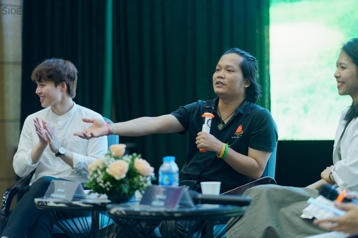Anh Hoàng Hoa Trung chia sẻ cùng 2 diễn giả Tun Phạm, Làn về truyền thông hướng đến cộng đồng.