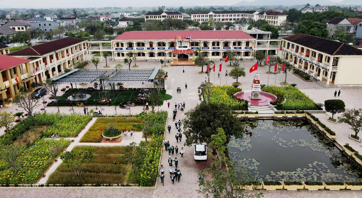Trao đổi với phóng viên, cô Lê Thị Thu Hương, Hiệu trưởng Trường THCS Mỹ Châu cho biết, ngoài việc hoàn thiện xây dựng cơ sở hạ tầng trường lớp nhằm đáp ứng việc dạy và học hiệu quả, Ban giám hiệu cũng tạo ra không gian môi trường xanh sạch đẹp, gần gũi với thiên nhiên. Vườn hoa là kết quả sau nhiều tháng chăm sóc nhiệt tình của các giáo viên và học sinh, hy vọng đó sẽ là nguồn cảm hứng dành cho giáo viên, học sinh trong quá trình dạy và học. 