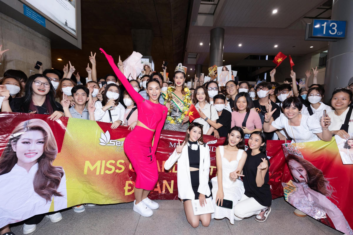 Thiên Ân cùng các Á hậu của Miss Grand chụp hình lưu niệm cùng fan hâm mộ. 