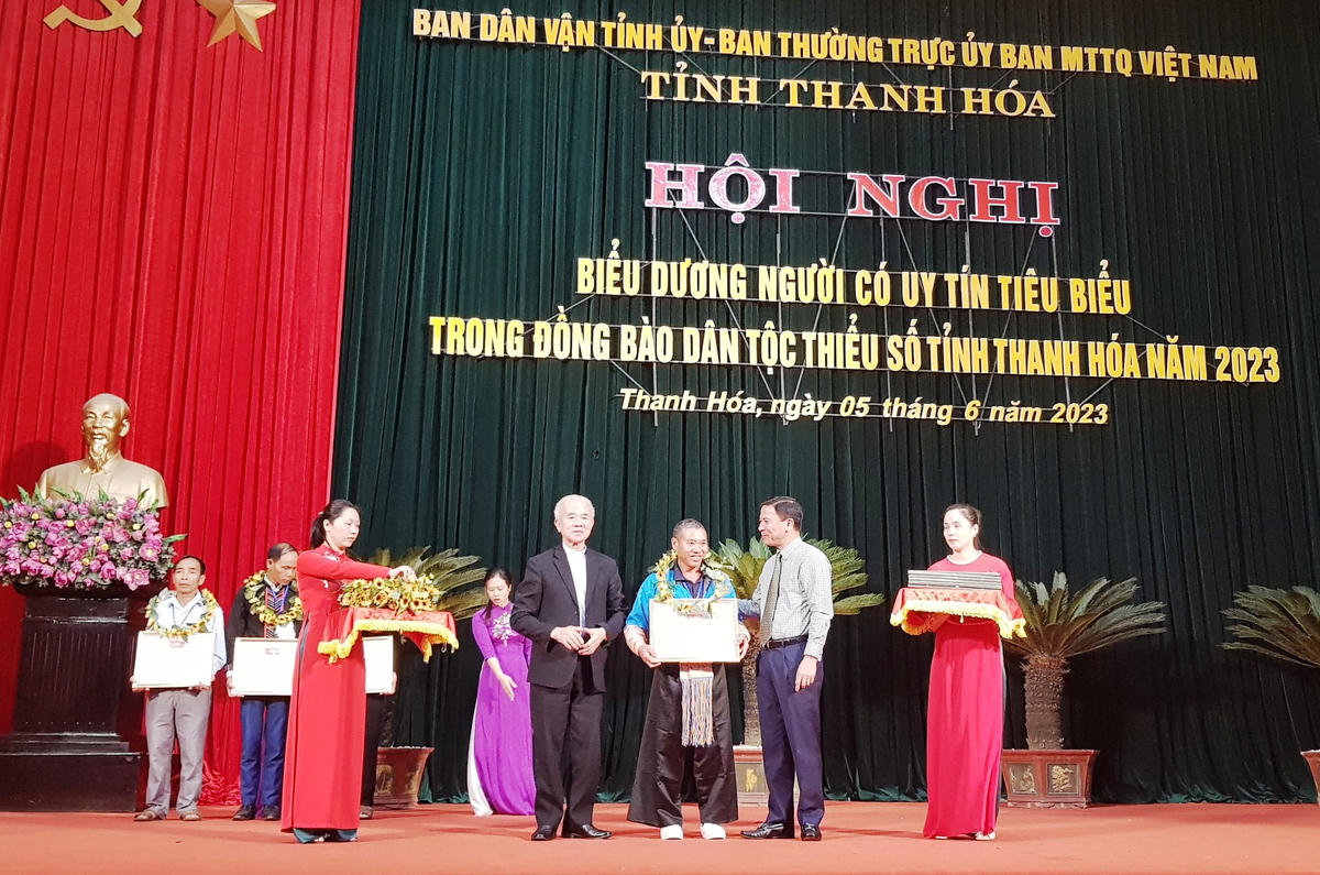 Tại hội nghị, Bí thư Tỉnh ủy Thanh Hóa, Đỗ Trọng Hưng; Linh mục Trần Xuân Mạnh trao Bằng khen của Chủ tịch Ủy ban MTTQ tỉnh Thanh Hóa cho 120 cá nhân là NCUT.