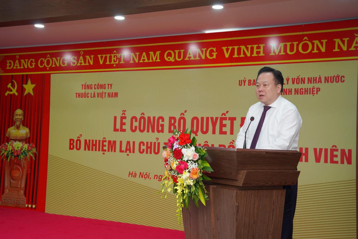 Ông Nguyễn Hoàng Anh Phát biểu chúc mừng và giao nhiệm vụ cho ông Hồ Lê Nghĩa trong nhiệm kỳ mới