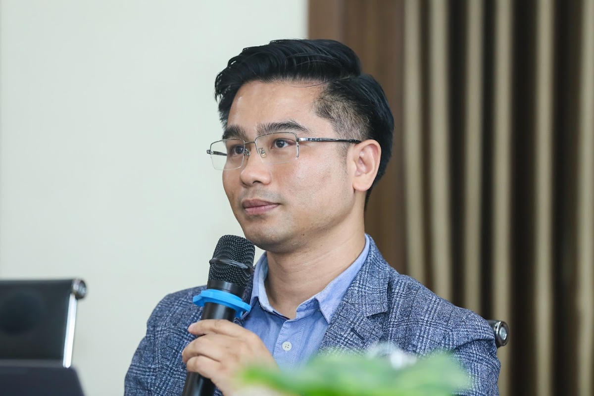 Nhà báo Công Khanh đặt câu hỏi cho các vị khách mời tại toà đàm. Ảnh: Quang Vinh.