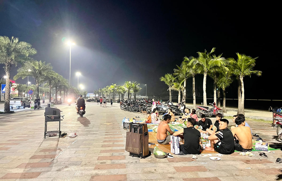 Mất điện diện rộng, dân Hạ Long đổ ra bờ biển tránh nóng