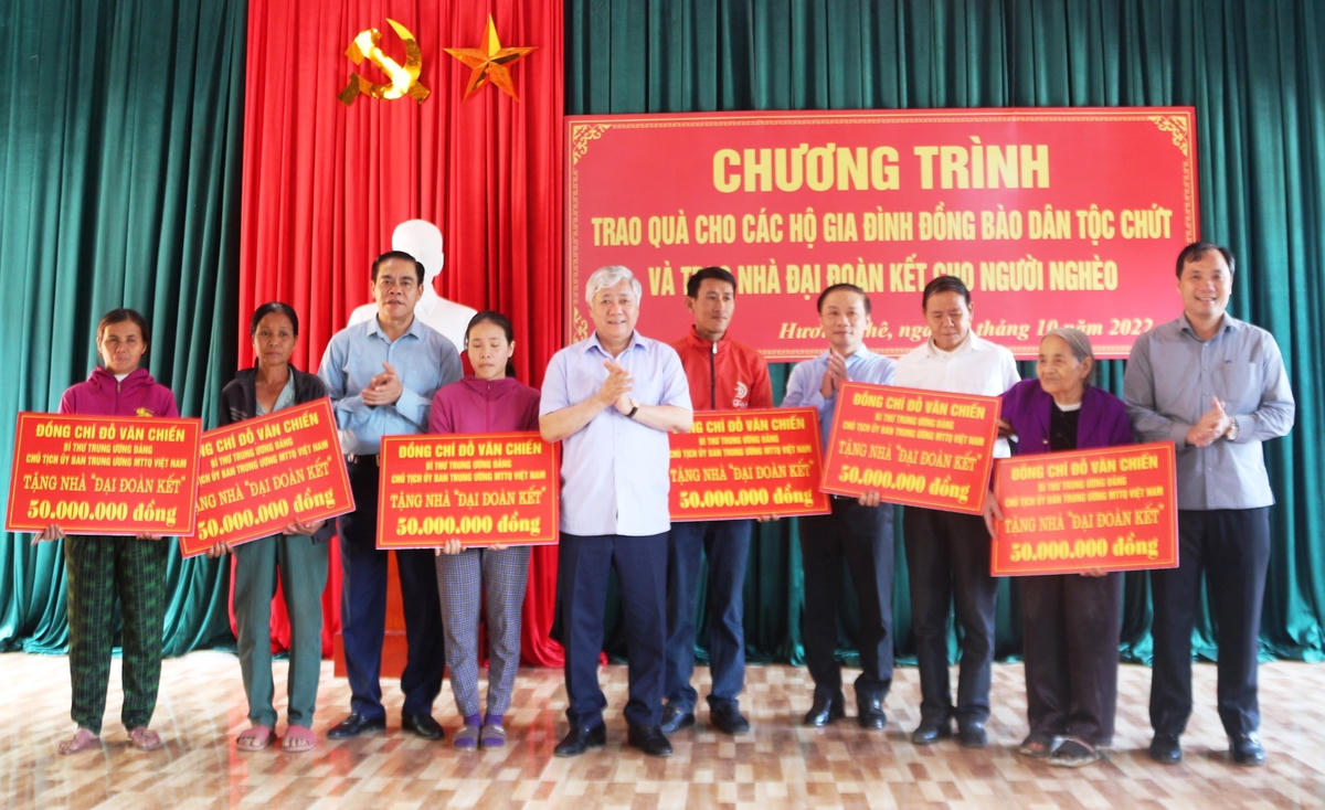 Chủ tịch Đỗ Văn Chiến và lãnh đạo tỉnh Hà Tĩnh trao biển tượng trưng tặng 6 nhà Đại đoàn kết cho hộ nghèo xã Hương Liên.