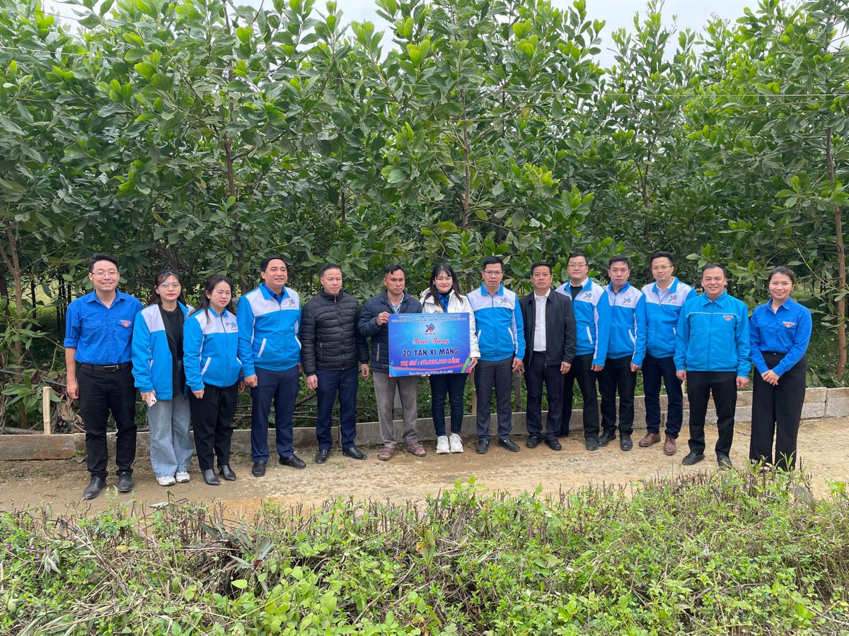 Đại diện Đoàn thanh niên UBTƯ MTTQ Việt Nam và Đoàn thanh niên Bộ Nội vụ trao tặng 20 tấn xi măng tại chương trình.