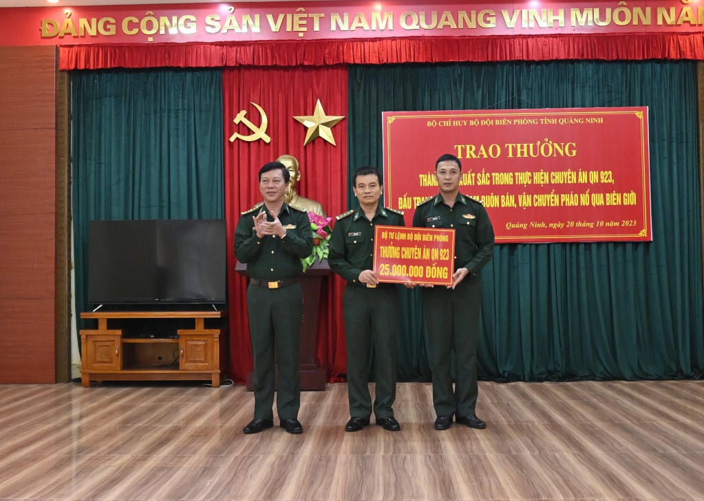 Đại tá Lê Xuân Men, Chính ủy BĐBP tỉnh Quảng Ninh trao thưởng của Bộ Tư lệnh BĐBP cho tập thể có thành tích xuất sắc trong chuyên án. 