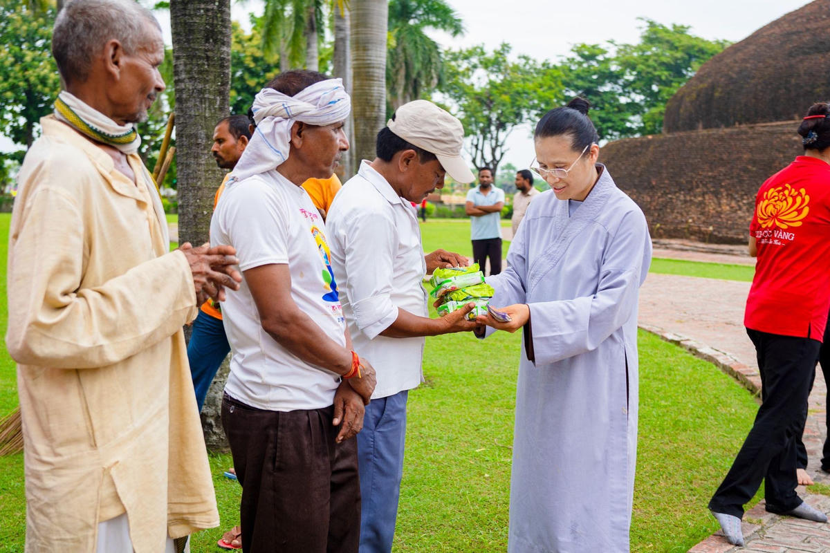 Phật tử Phạm Thị Yến tặng quà cho những người lao động tại các Thánh tích.