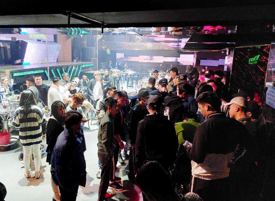 Lực lượng công an đột kích quán Bar 38 Night Club.