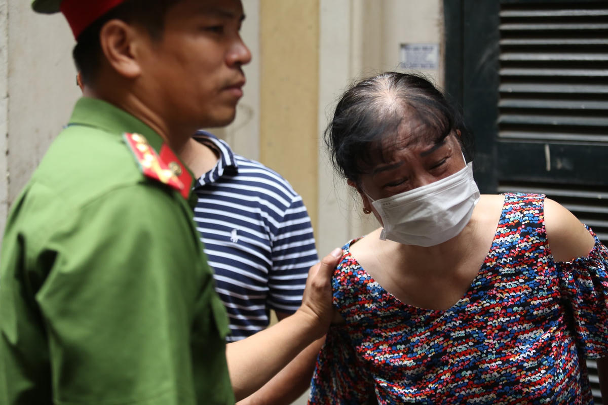 Dù đã sau một đêm xảy ra hỏa hoạn, không khí đau thương vẫn bao trùm.