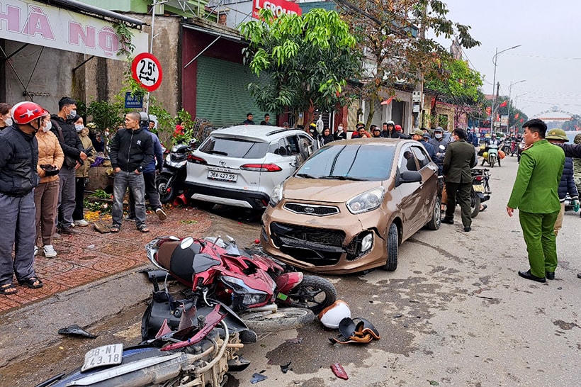Cú va chạm khiến nhiều phương tiện hư hỏng nặng.