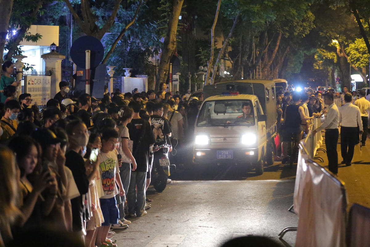 Lực lượng chức năng cũng có mặt để đảm bảo trật tự.