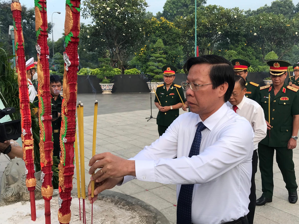 Chủ tịch Ủy ban Nhân dân TP HCM Phan Văn Mãi thắp hương tưởng nhớ các anh hùng, liệt sĩ (Ảnh: Anh Đức).