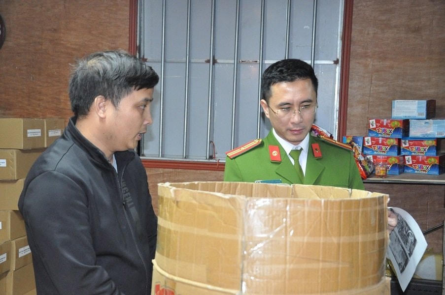 Công an huyện Tứ kỳ (Hải Dương) phát hiện cơ sở có dấu hiệu sản xuất, buôn bán hàng giả.