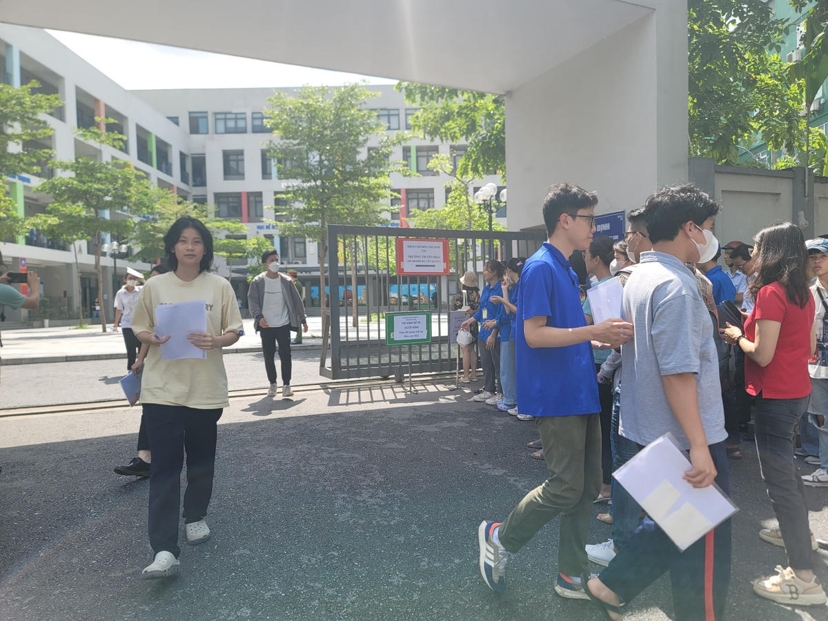 Hà Nội: Thí sinh hớn hở 'khoe' làm được bài trong môn thi đầu tiên