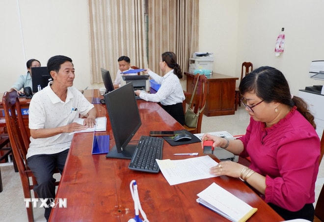 Người dân đến giải quyết thủ tục hành chính tại Trung tâm Phục vụ hành chính công xã Mỹ Yên, tỉnh Tây Ninh. (Ảnh: Đức Hạnh/TTXVN) ttxvn-chinh-quyen-dia-phuong-hai-cap-tay-ninh-1.jpg