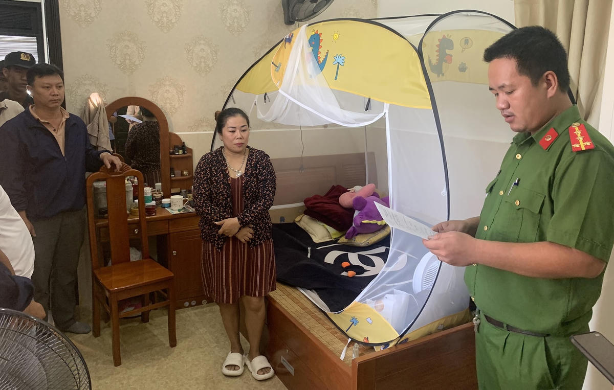 Lực lượng Công an bắt các đối tượng liên quan đến đường dây đánh bạc. (Ảnh CTV).