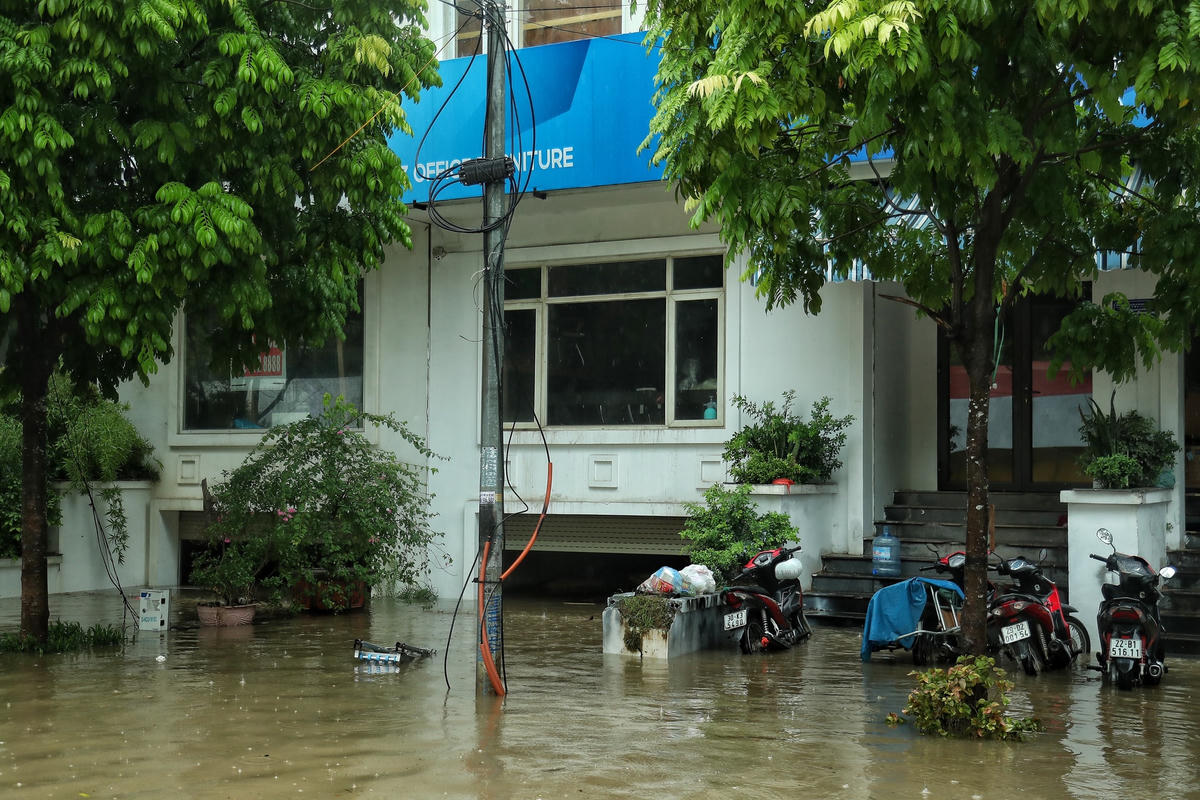 Hà Nội: Mưa lớn hàng loạt ngôi nhà liền kề tiền tỷ bị ngập nước