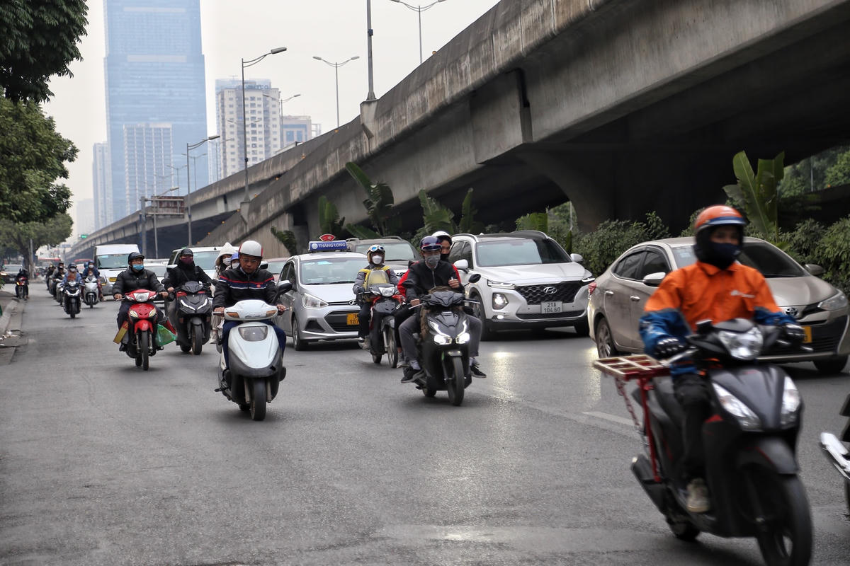 Theo Thiếu tá Chinh, người dân đã rục rịch về từ mấy hôm trước, vì vậy chiều nay lượng xe khách ra vào bến xe Mỹ Đình không quá nhiều nên không chỉ đường Phạm Hùng mà các đường xung quanh bến xe này rất thông thoáng.