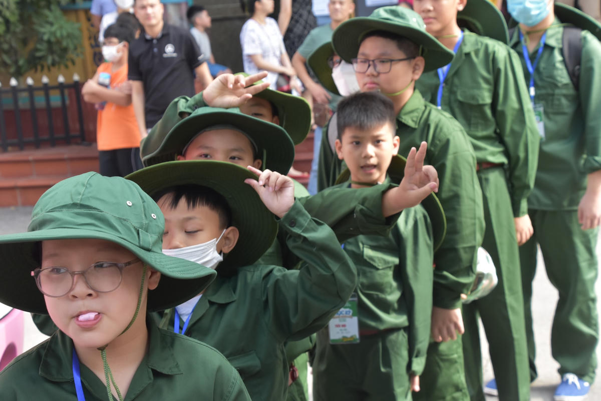 [ẢNH] Những 'chiến sĩ nhí' bịn rịn chia tay cha mẹ bước vào Học kỳ Quân đội