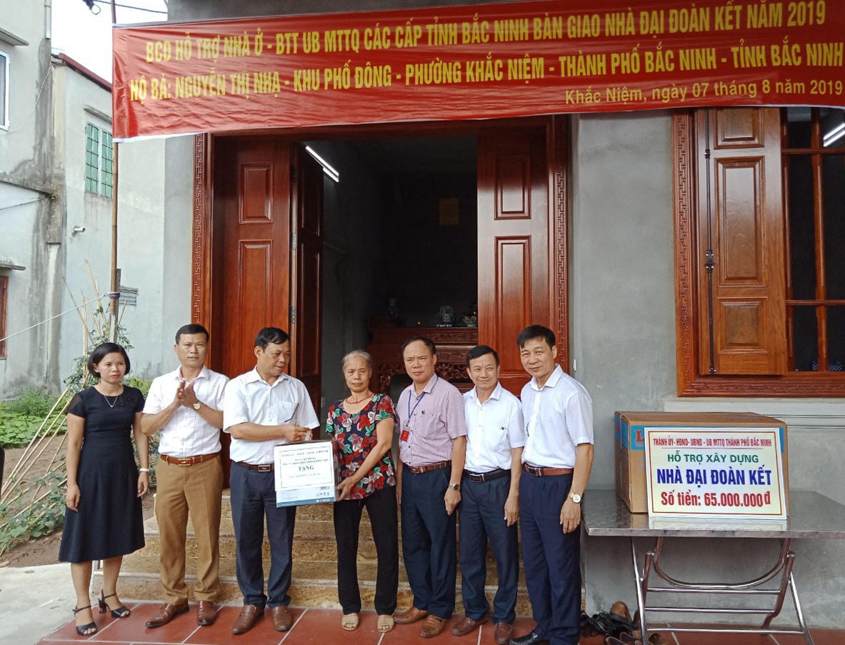 Ông Nguyễn Văn Khởi (thứ hai từ trái sang) cùng cán bộ tỉnh Bắc Ninh trao kinh phí xây dựng nhà Đại đoàn kết cho hộ nghèo trên địa bàn phường.
