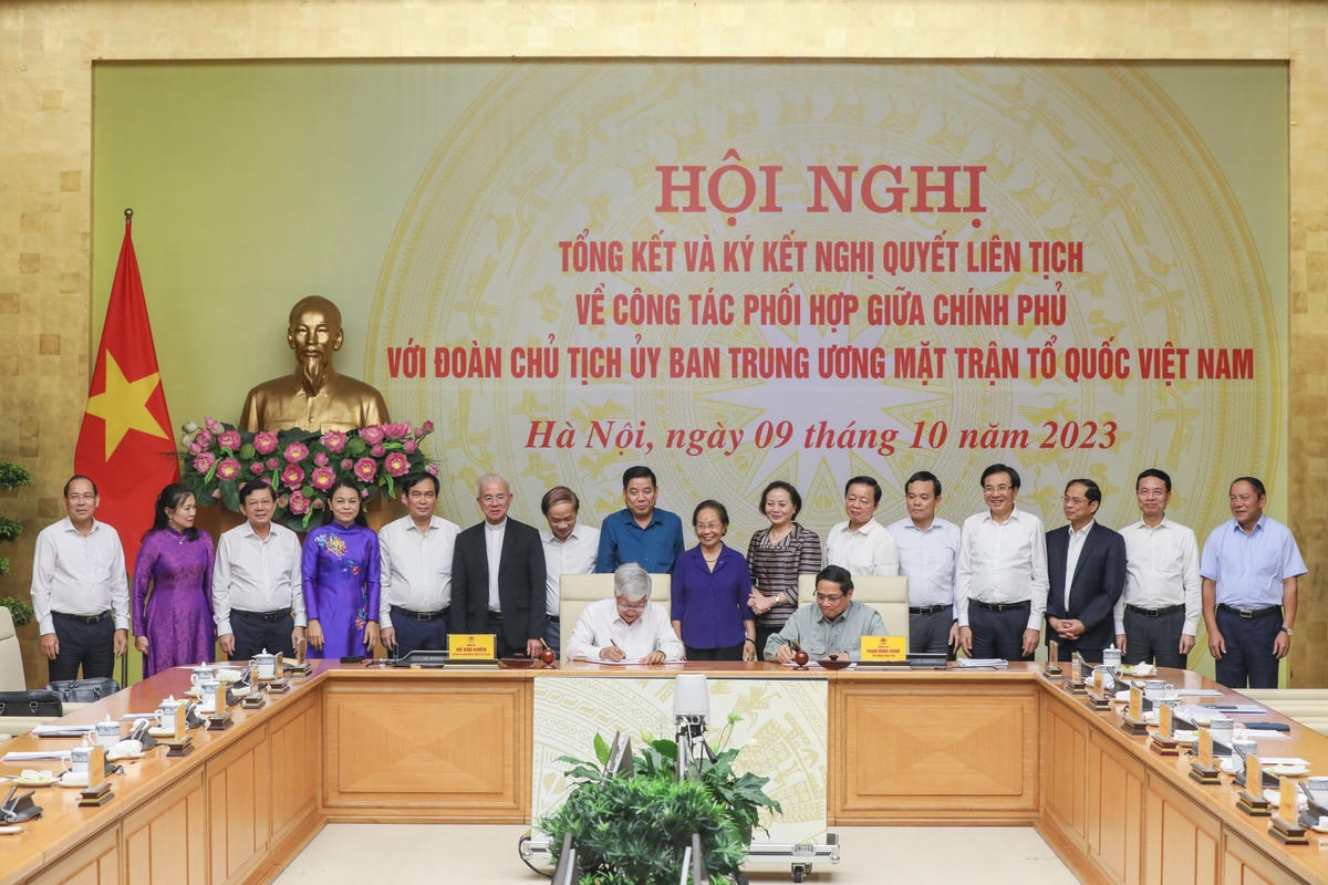 Thủ tướng Phạm Minh Chính và Bí thư Trung ương Đảng, Chủ tịch UBTƯ MTTQ Việt Nam Đỗ Văn Chiến ký kết phối hợp giữa Chính phủ và Đoàn Chủ tịch UBTƯ MTTQ Việt Nam. Ảnh: Quang Vinh.