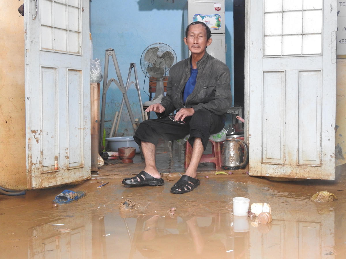 Ông Nguyễn Anh Tuấn (55 tuổi) không còn khả năng lao động, mưa ngập chỉ biết trong chờ vào sự quan tâm của chính quyền, đoàn thể. Ảnh: Thanh Tùng.