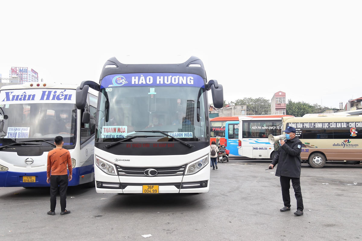 Theo ông Nguyễn Hoàng Tùng, bên cạnh việc đảm bảo đủ phương tiện cho người dân đi lại, bến xe Giáp Bát cũng tăng cường công tác kiểm tra, yêu cầu 100% phương tiện xuất bến phải chấp hành nghiêm các quy định của pháp luật.